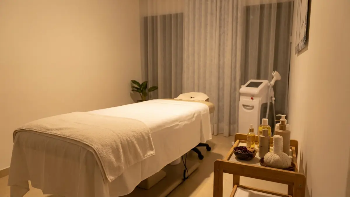 Relaxation musculaire et mentale dans un centre de bien-être et spa pour femmes : massage détente et ambiance apaisante