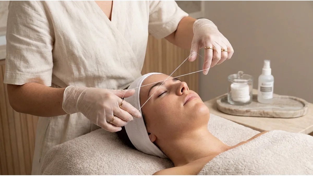 technique d’épilation au fil à Agadir réalisée avec précision sur le visage